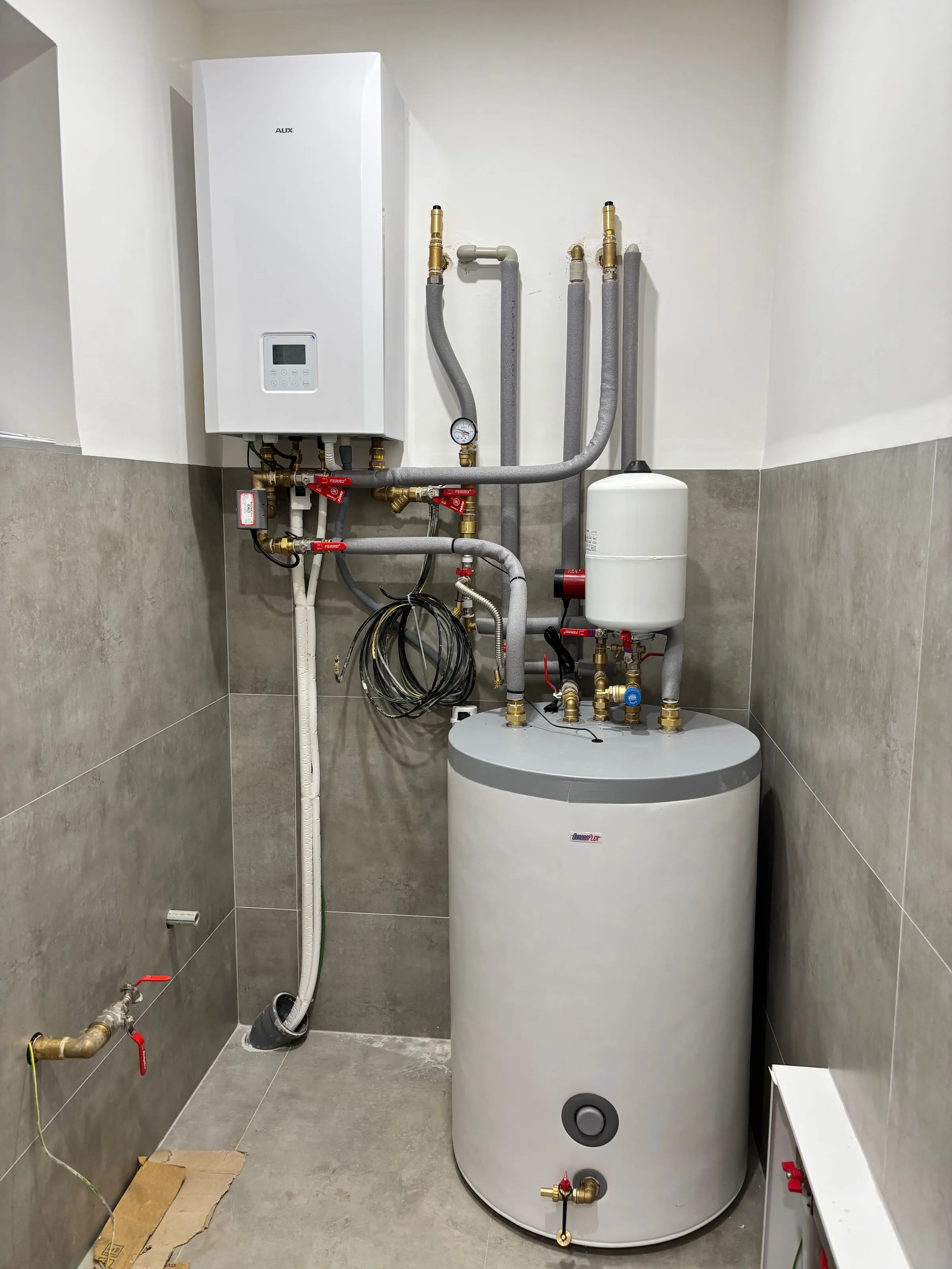 AUX hydrobox s rozširujúcou nádobou a zásobníkom v technickej miestnosti