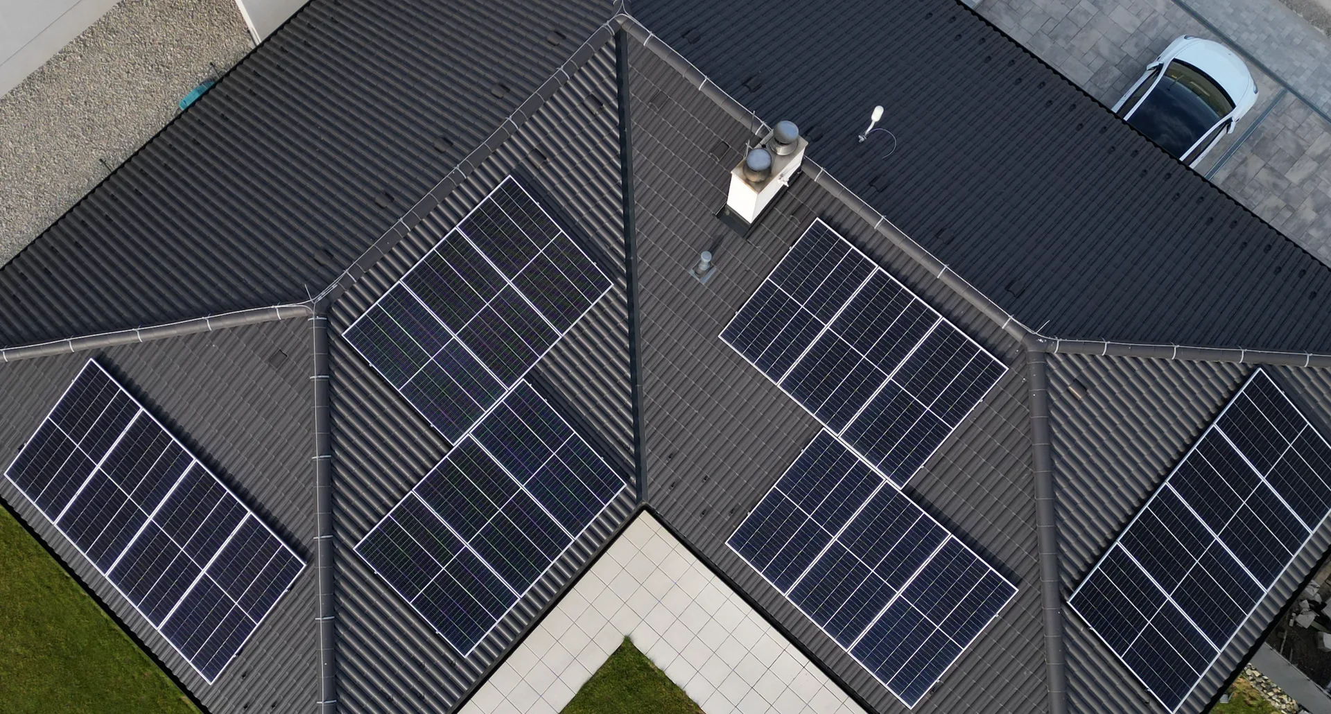 Fotovoltická zostava 10 kWp — Fullblack moduly na streche rodinného domu