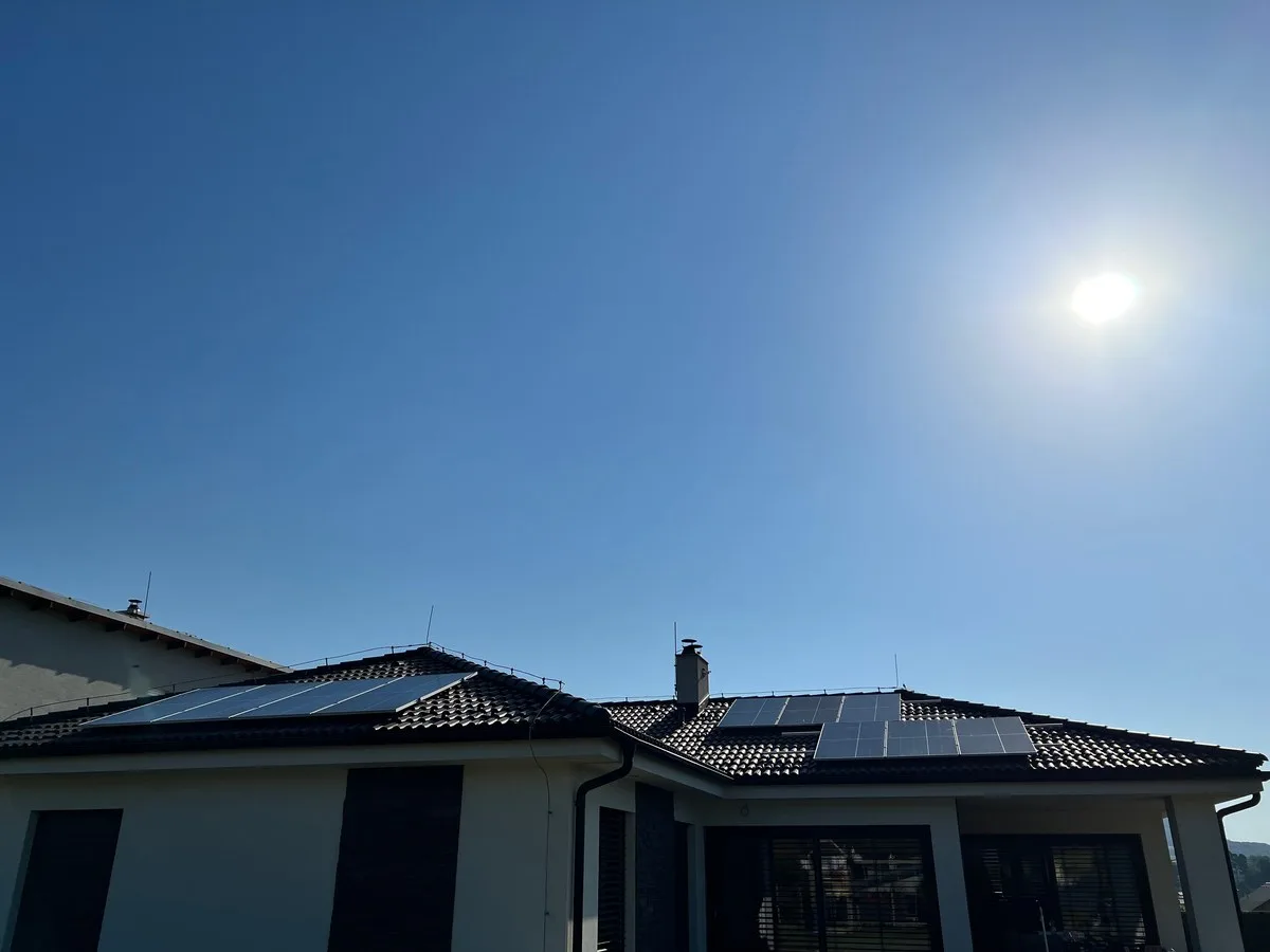 Fotovoltická zostava 15 kWp — Fullblack moduly na streche rodinného domu s tepelným čerpadlom