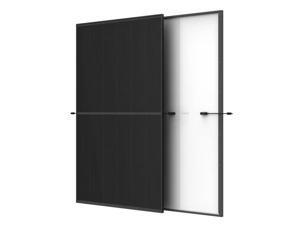 Fotovoltická zostava 15 kWp — Fullblack moduly na streche rodinného domu s tepelným čerpadlom