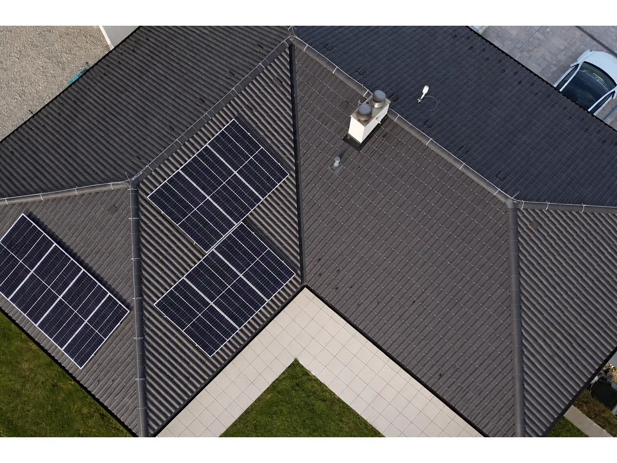 Fotovoltická zostava 5 kWp — Fullblack moduly na streche rodinného domu