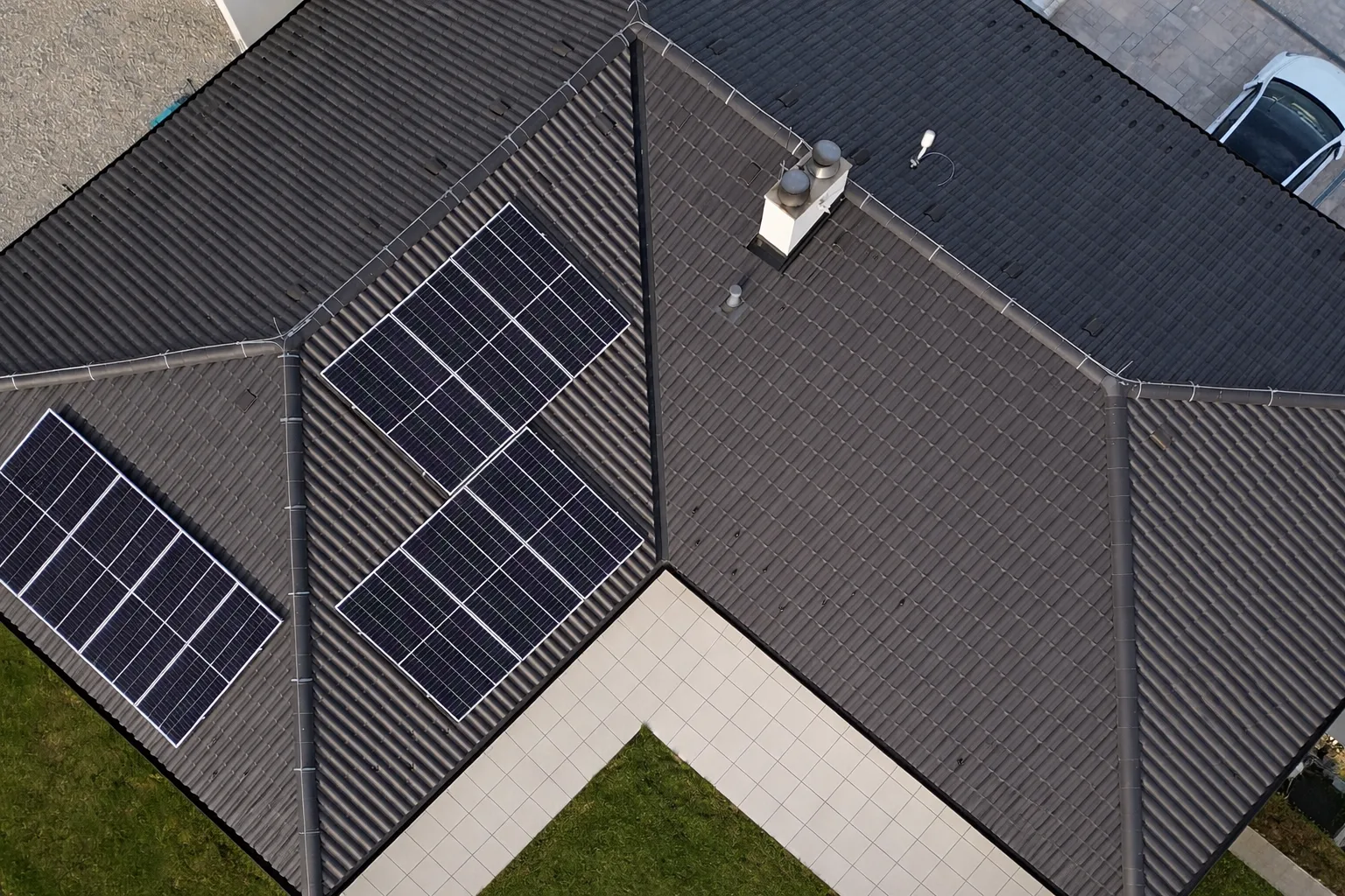 Fotovoltická zostava 5 kWp — moduly na streche rodinného domu